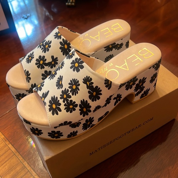 Women’s Size 9M sandals, 3 inch heels - Picture 2 of 5